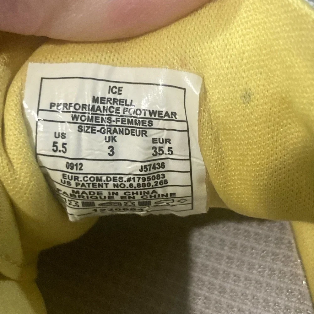 Merrell women’s ice performance footwear in size 5 1/2 in good condition